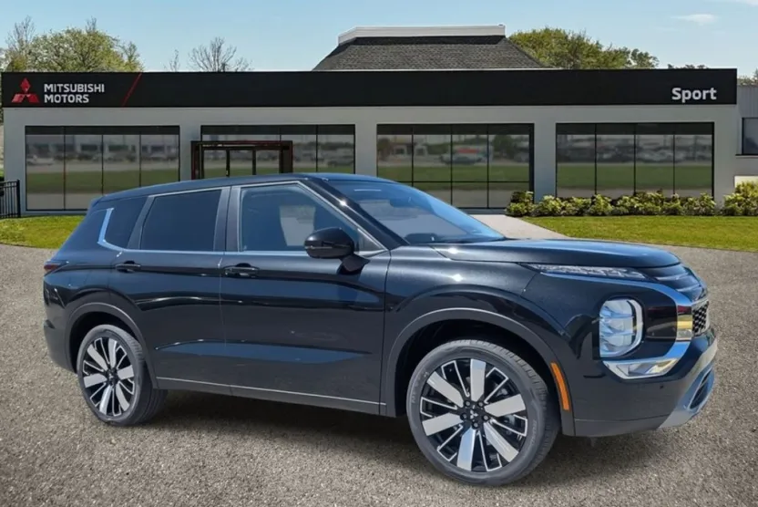 2025 Mitsubishi Outlander SE photo 1