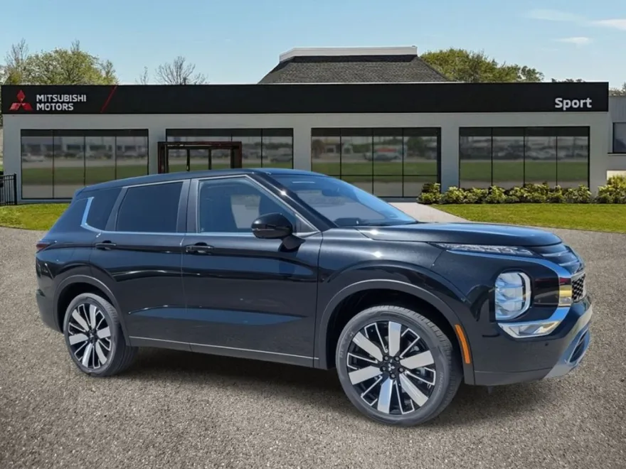 2025 Mitsubishi Outlander SE photo 1