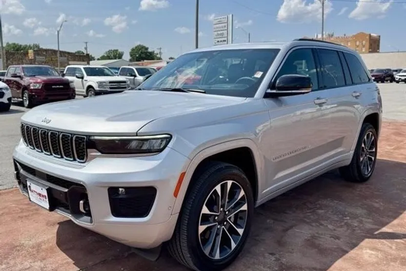 2025 Jeep Grand Cherokee Overland photo 1