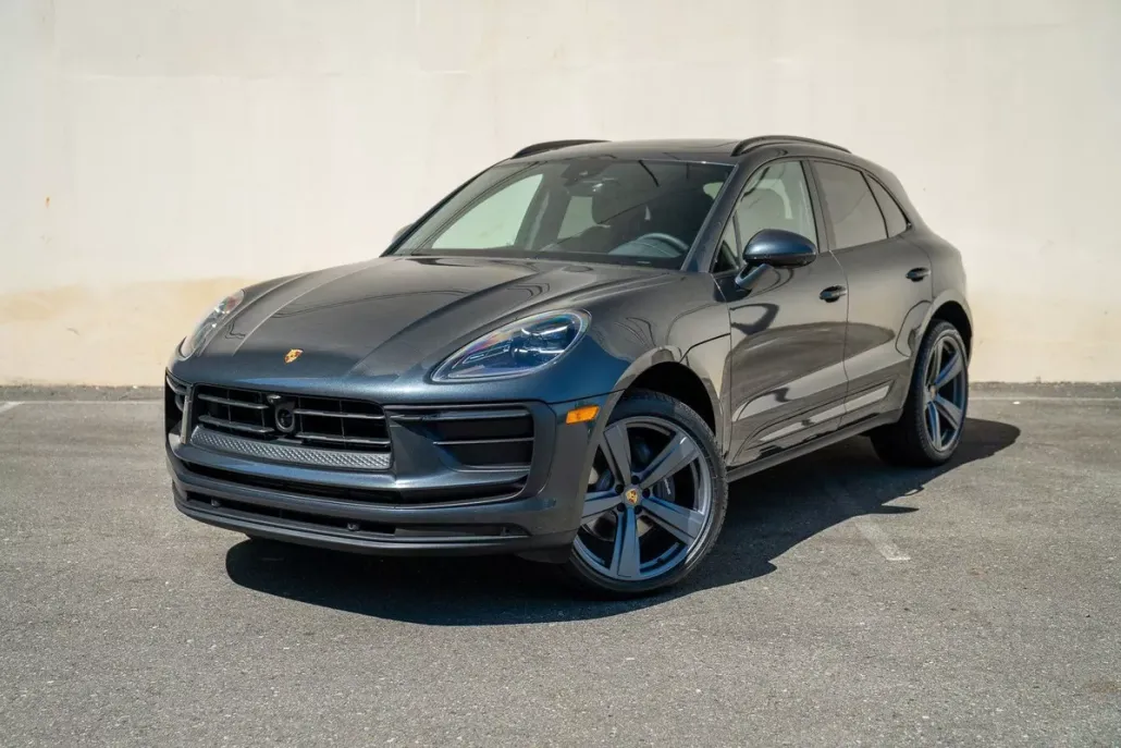 2025 Porsche Macan T photo 1