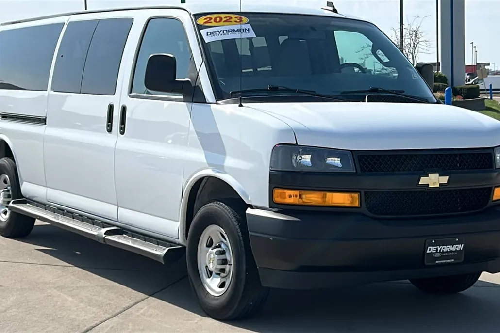 2023 Chevrolet Express 3500 LS photo 1
