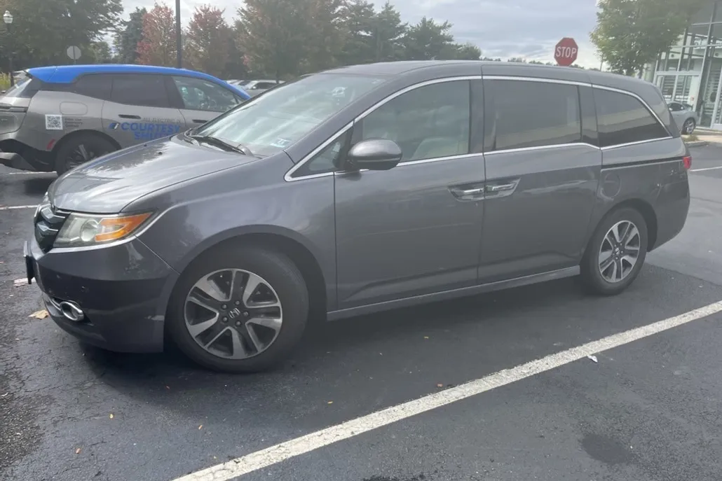 2015 Honda Odyssey Touring photo 1