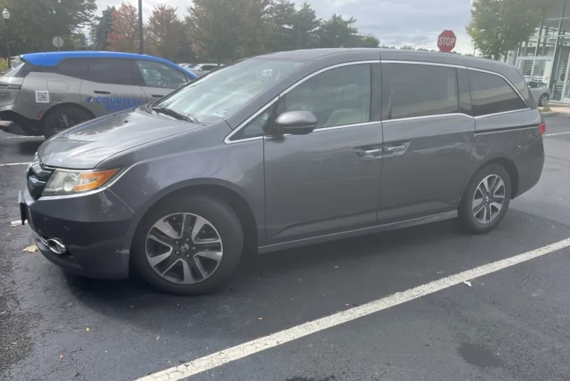 2015 Honda Odyssey Touring photo 1