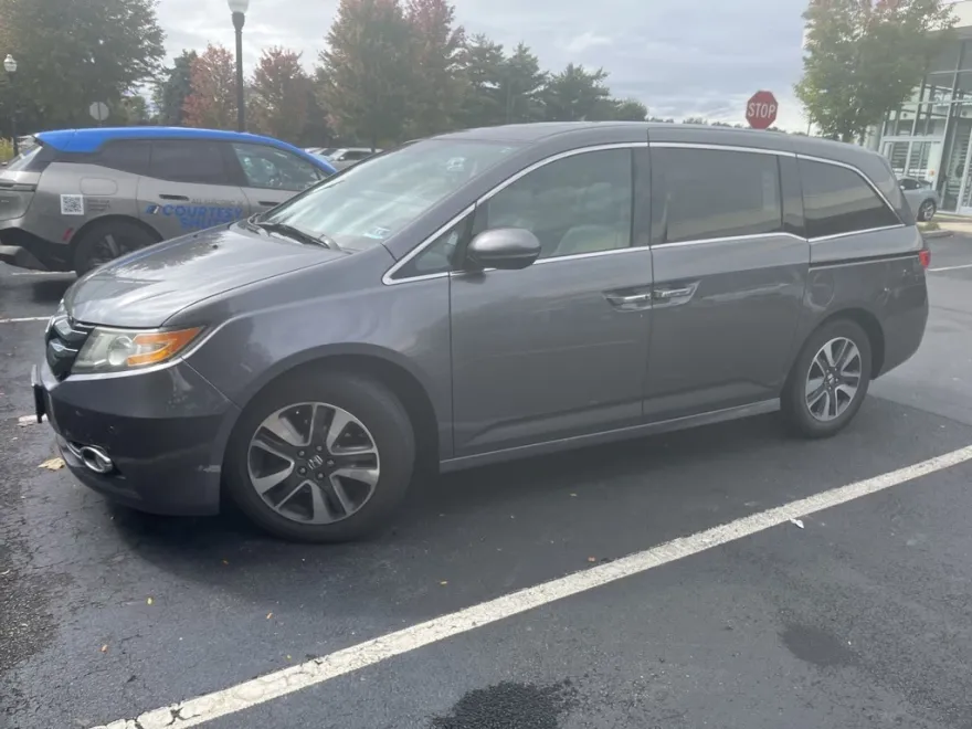 2015 Honda Odyssey Touring photo 1
