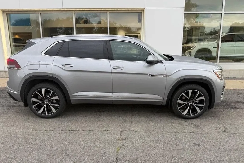 2026 Volkswagen Atlas Cross Sport SEL Premium R-Line photo 1