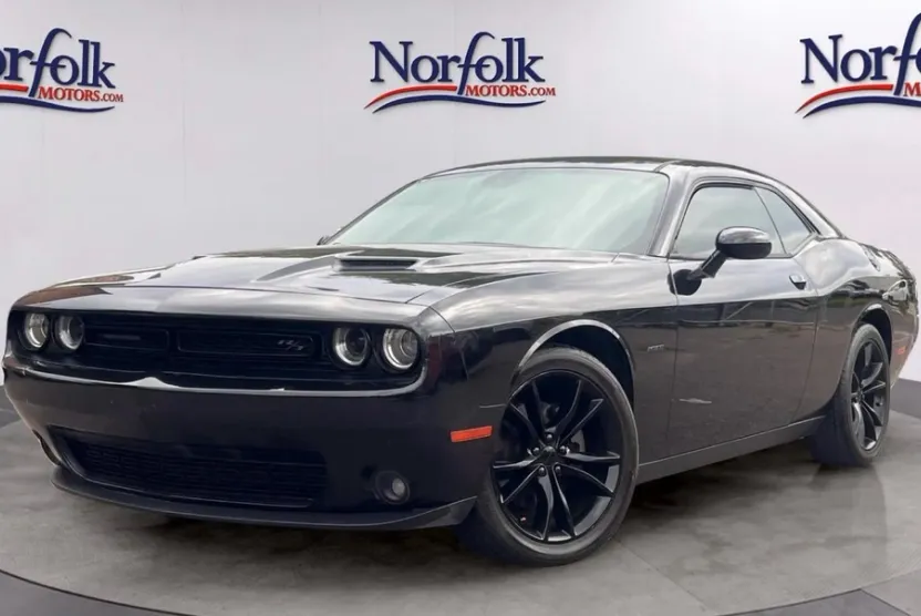 2016 Dodge Challenger SXT Plus photo 1