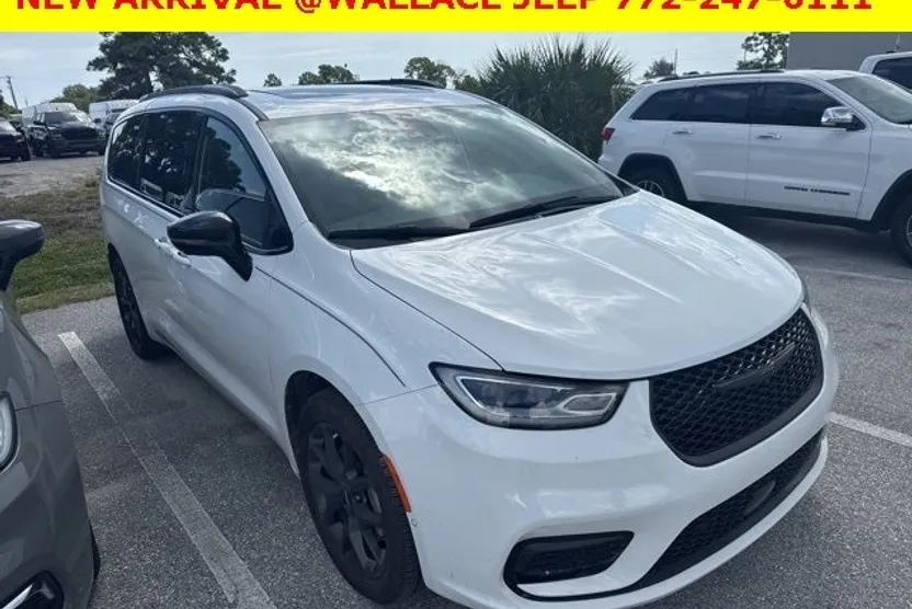 2023 Chrysler Pacifica Limited photo 1