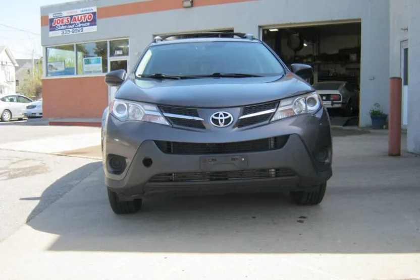 2015 Toyota RAV4 LE photo 1