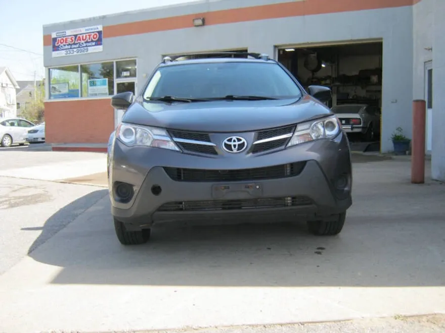 2015 Toyota RAV4 LE photo 1