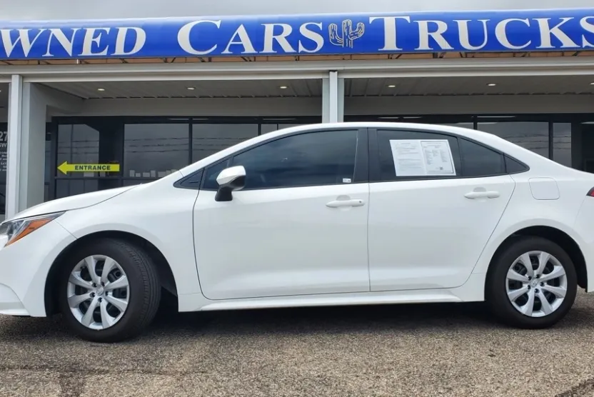 2023 Toyota Corolla LE photo 1