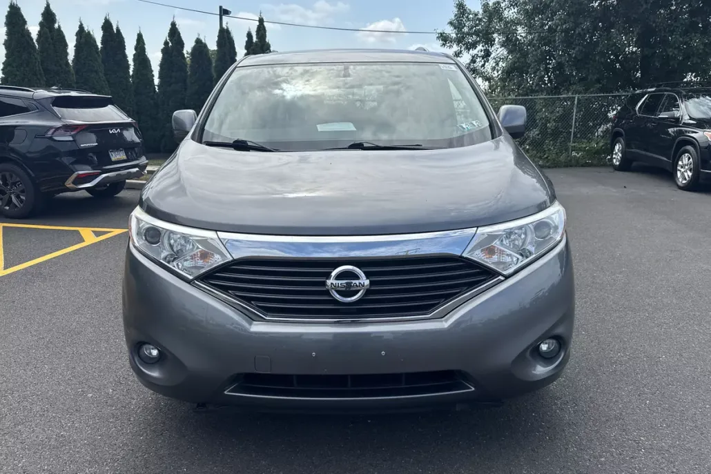 2016 Nissan Quest SV photo 1
