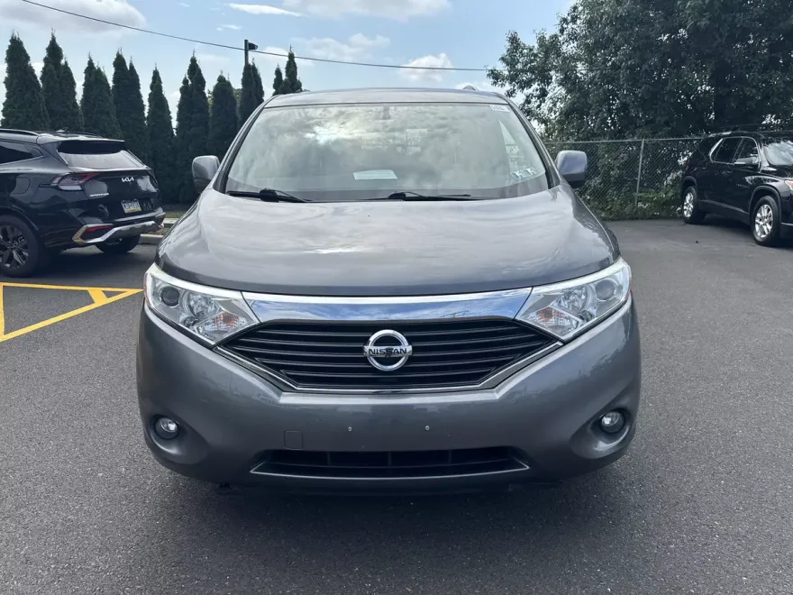 2016 Nissan Quest SV photo 1