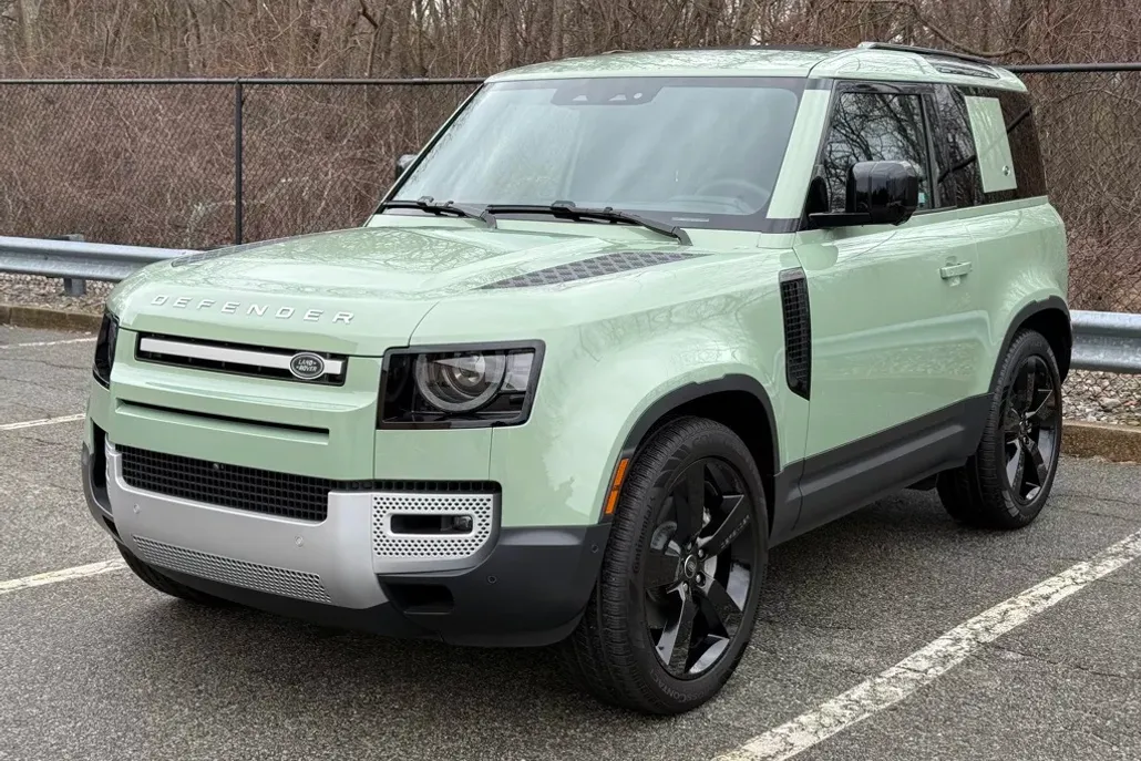 2023 Land Rover Defender photo 1
