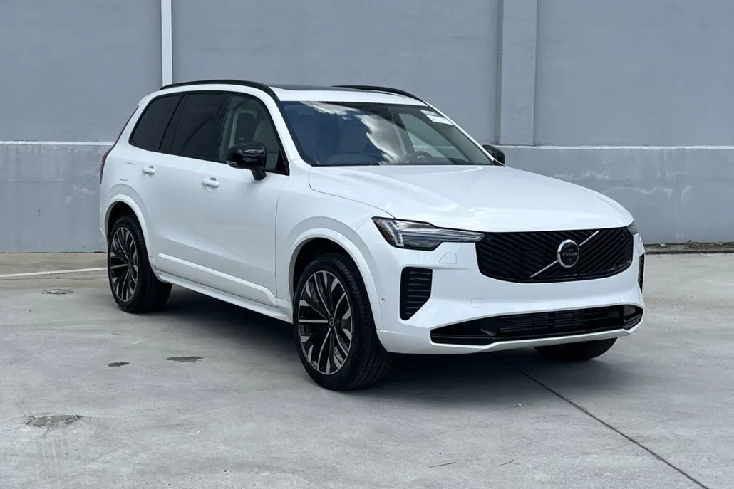 2026 Volvo XC90 T8 photo 1