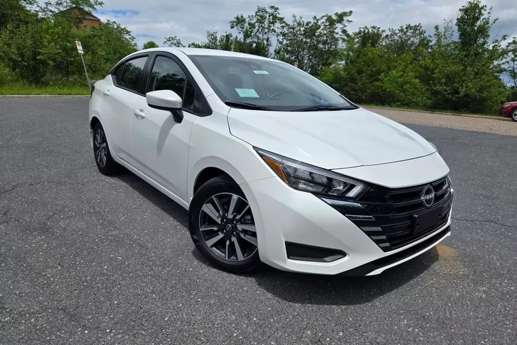 2025 Nissan Versa 1.6 SV photo 1