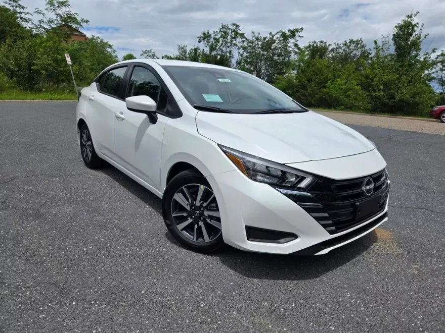 2025 Nissan Versa 1.6 SV photo 1