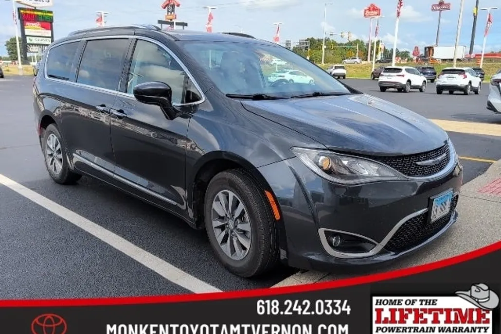2020 Chrysler Pacifica Touring Plus photo 1