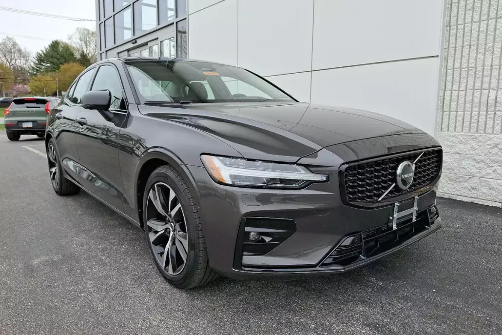 2025 Volvo S60 B5 Plus photo 1