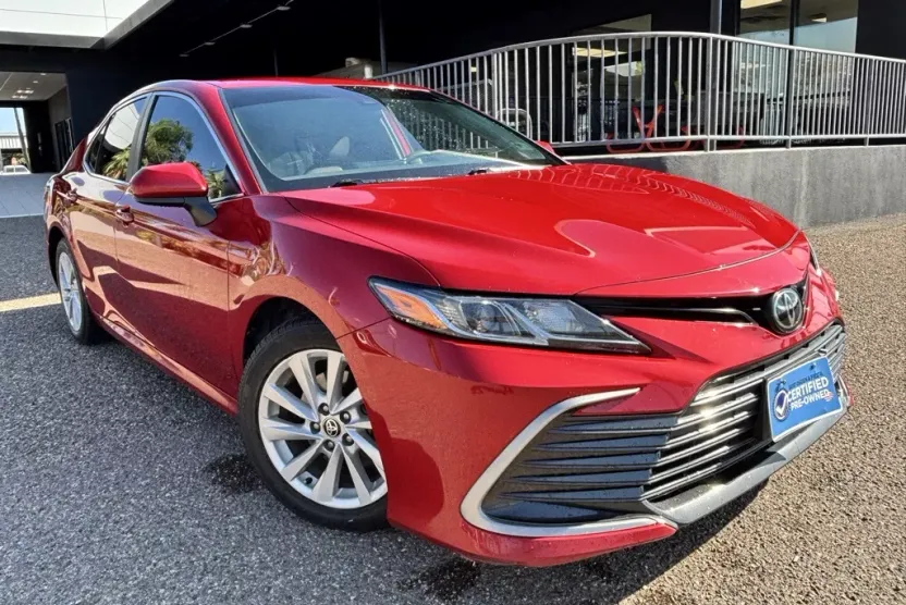 2023 Toyota Camry LE photo 1