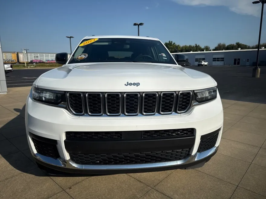 2023 Jeep Grand Cherokee Laredo photo 1
