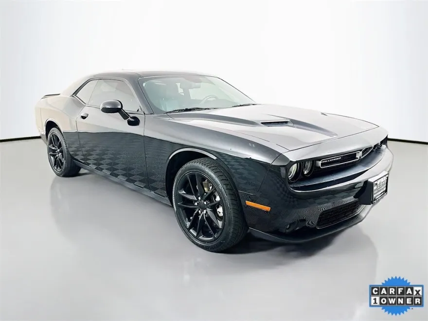 2022 Dodge Challenger SXT AWD photo 1