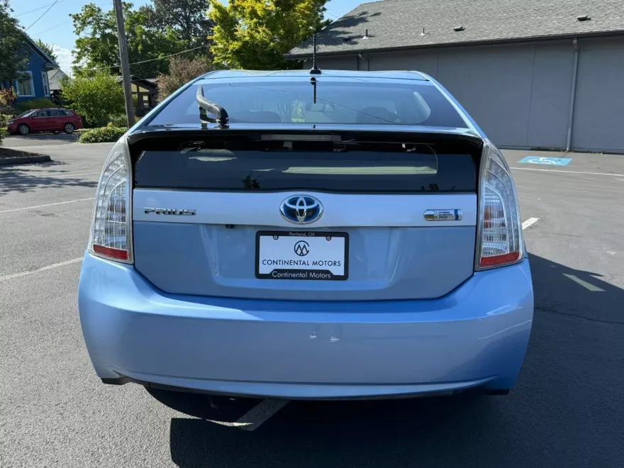 2015 Toyota Prius Plug-in Hybrid Advanced photo 9