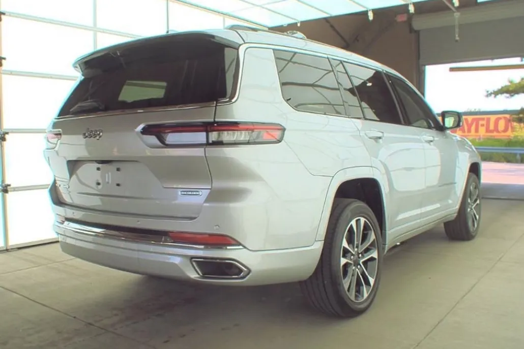 2022 Jeep Grand Cherokee Overland photo 1
