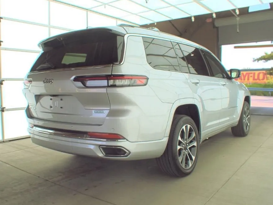 2022 Jeep Grand Cherokee Overland photo 1