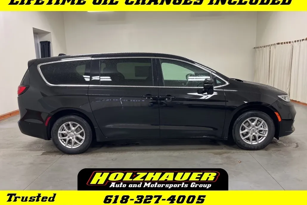 2025 Chrysler Pacifica photo 1