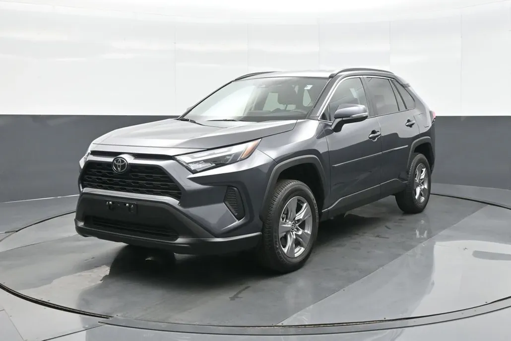 2024 Toyota RAV4 XLE photo 1