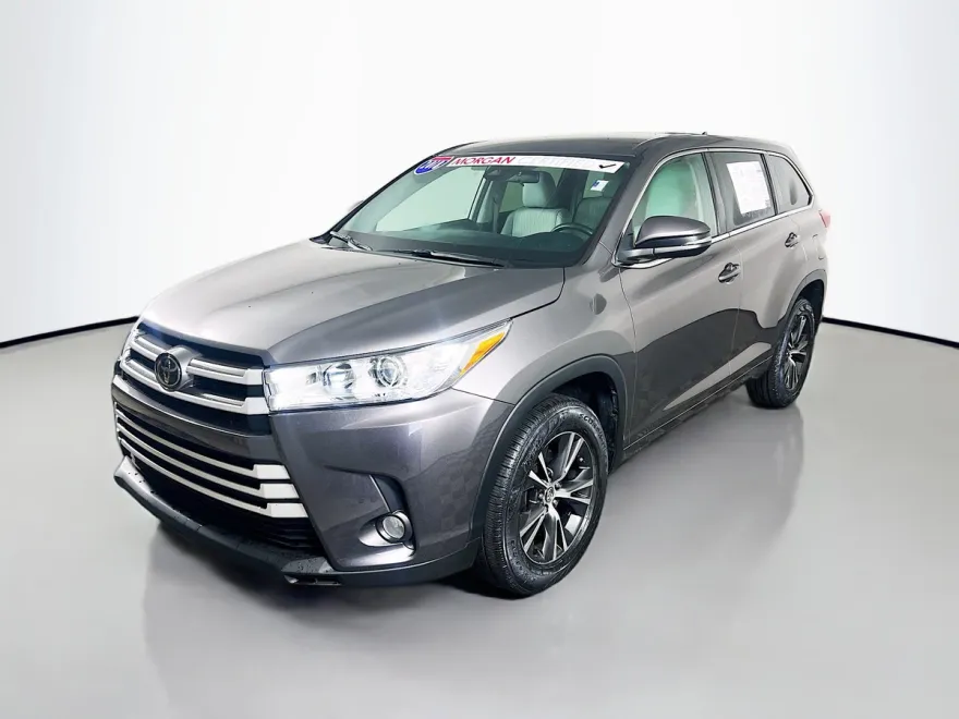 2018 Toyota Highlander LE Plus photo 1