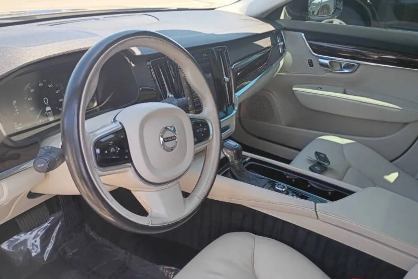 2018 Volvo S90 T5 Momentum photo 1