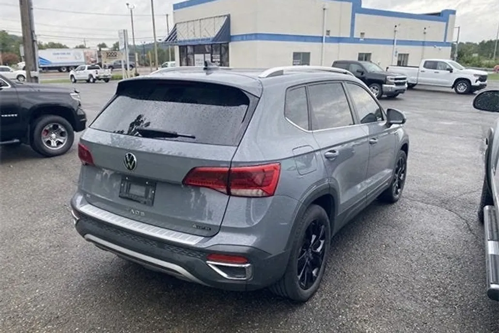 2022 Volkswagen Taos SE photo 1