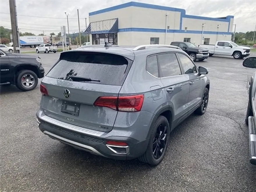 2022 Volkswagen Taos SE photo 1