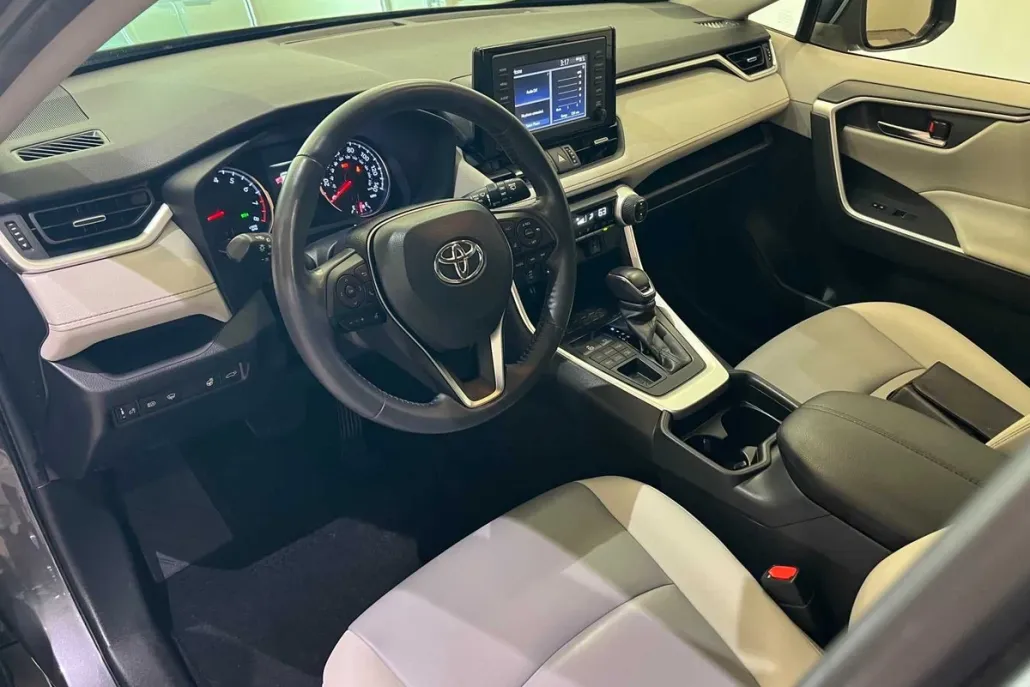 2019 Toyota RAV4 XLE Premium photo 1