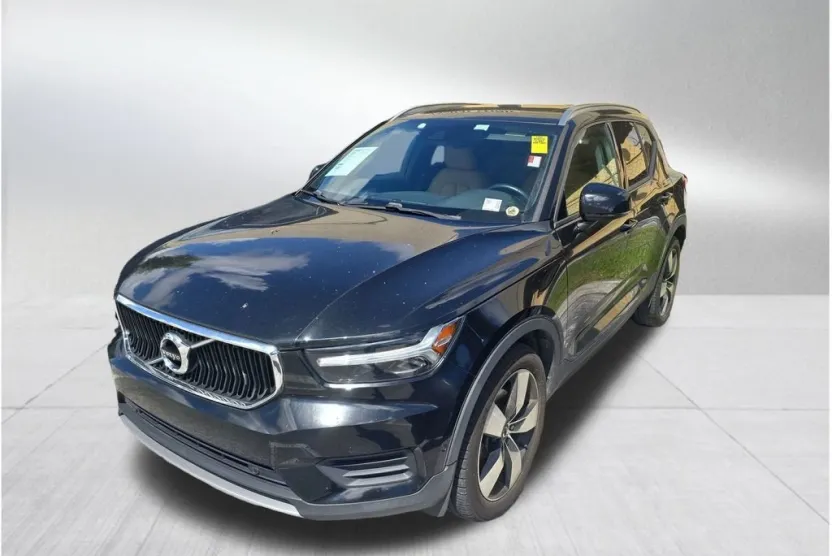 2019 Volvo XC40 Momentum photo 1