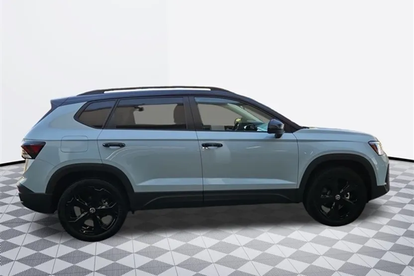 2025 Volkswagen Taos SE photo 1
