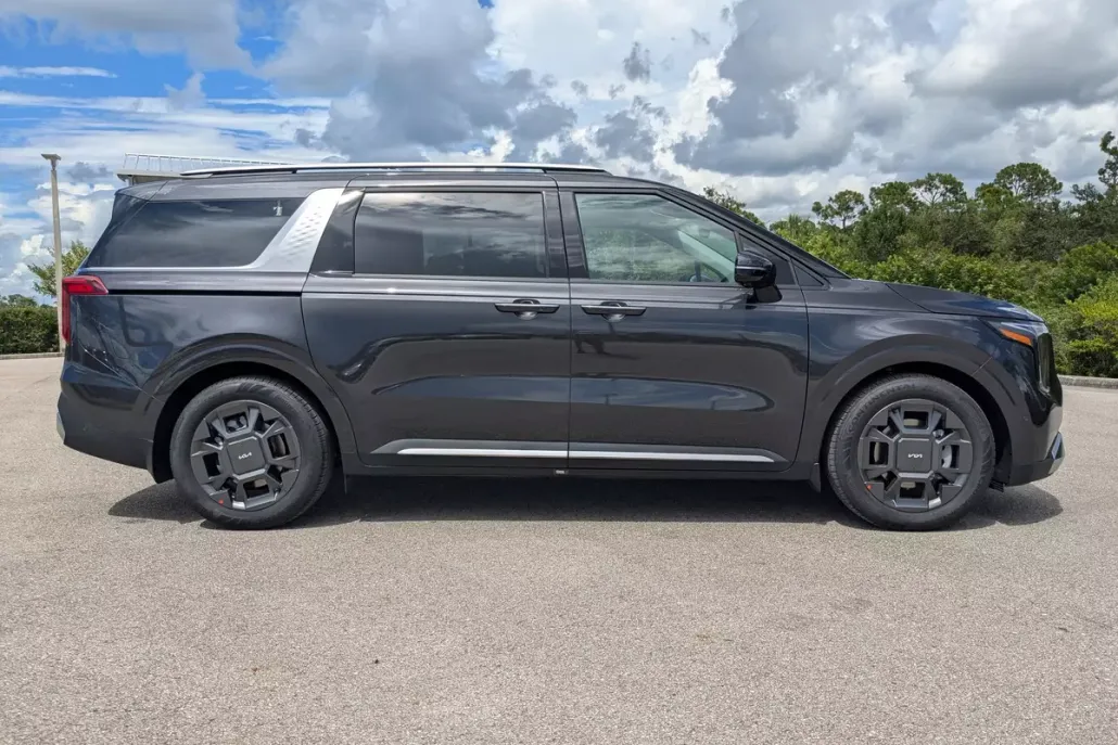 2026 Kia Carnival SX photo 1