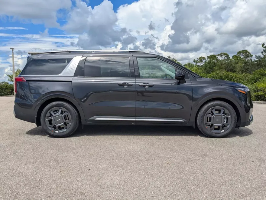 2026 Kia Carnival SX photo 1