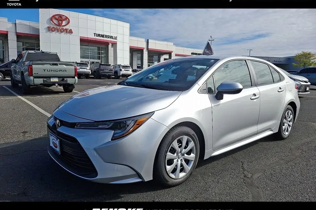 2025 Toyota Corolla LE photo 1