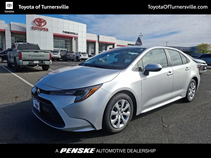 2025 Toyota Corolla LE photo 1