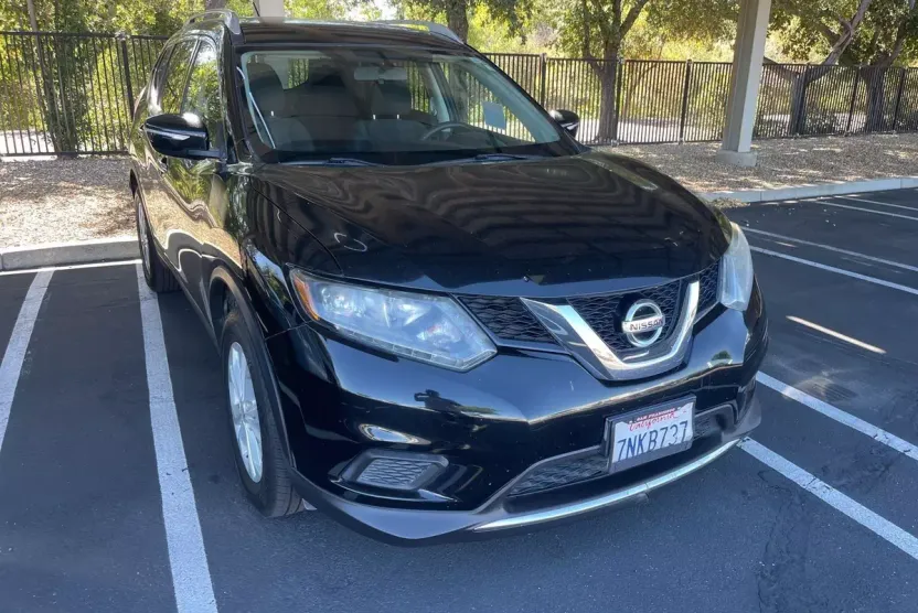 2015 Nissan Rogue SV photo 1