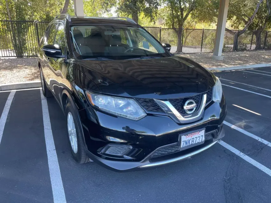 2015 Nissan Rogue SV photo 1