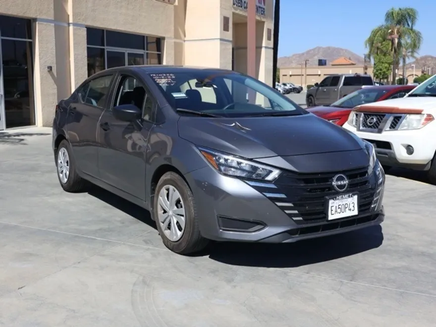 2025 Nissan Versa 1.6 S photo 1
