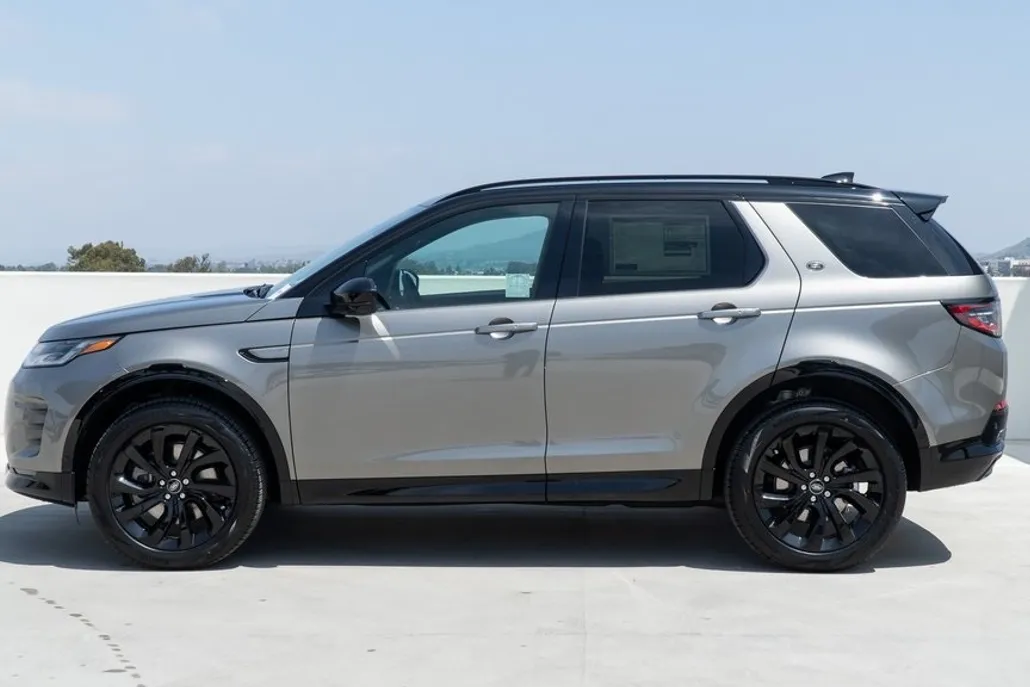 2024 Land Rover Discovery Sport SE photo 1