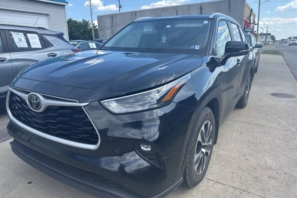 2023 Toyota Highlander L photo 1