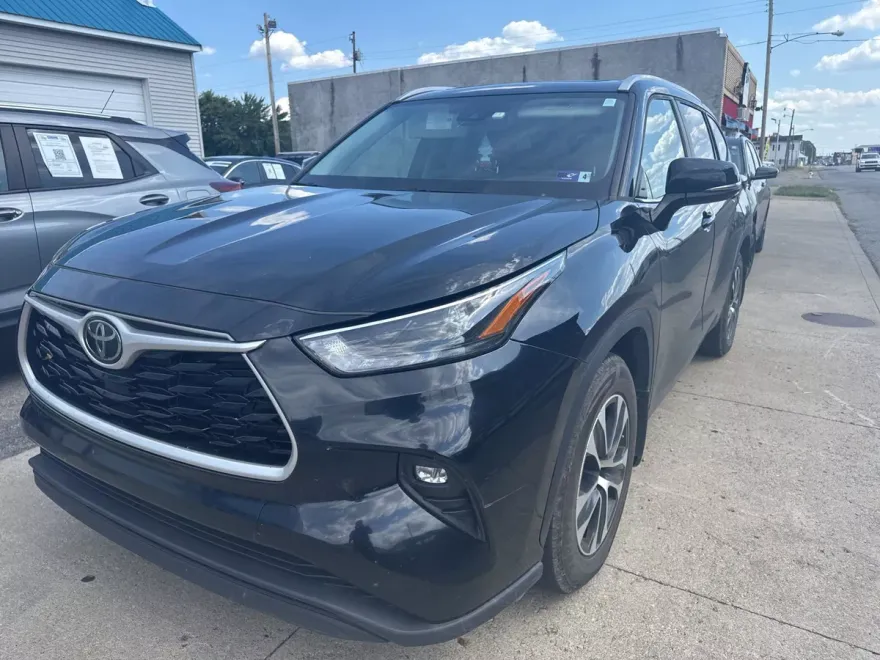 2023 Toyota Highlander L photo 1