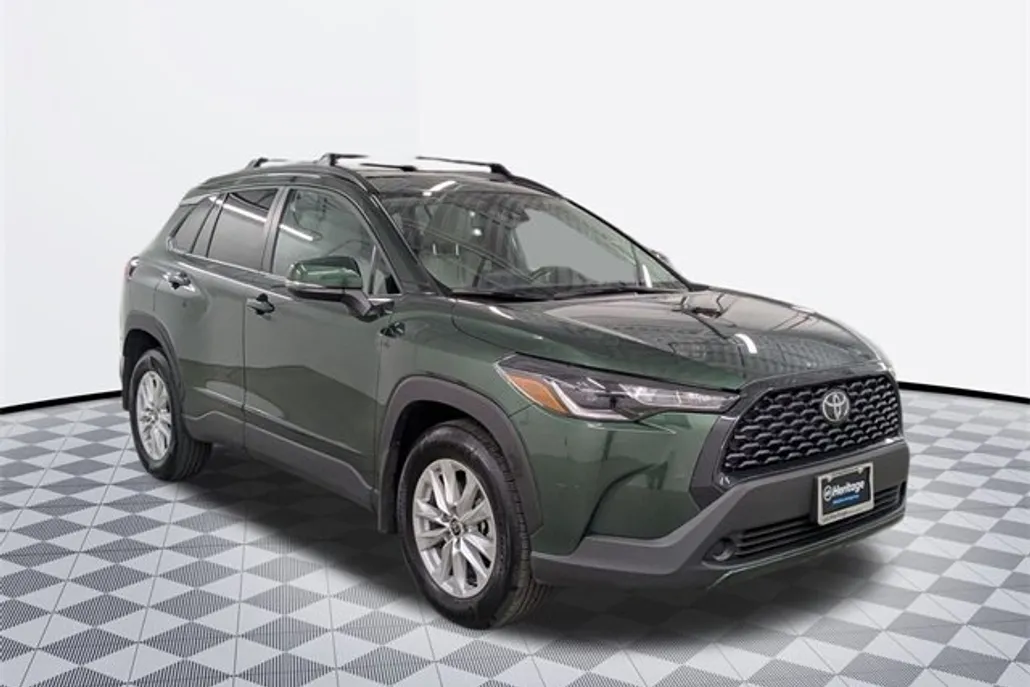 2022 Toyota Corolla Cross LE photo 1