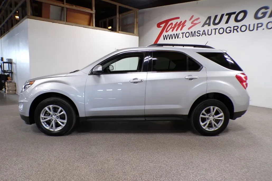 2017 Chevrolet Equinox LT photo 1