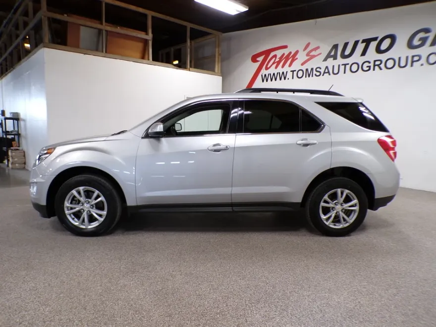 2017 Chevrolet Equinox LT photo 1